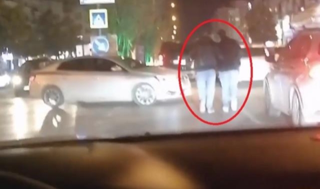 Bursa'da yol ortasında yürüyen alkollü kişileri darp ettiler