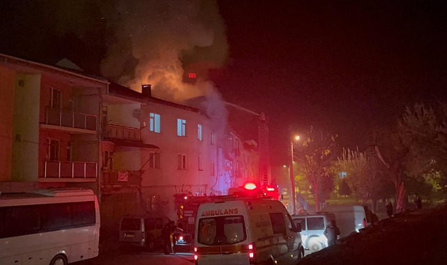 Bursa'da apartmanın çatısı alev alev yandı