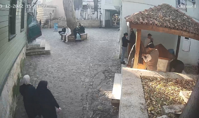 Camide abdest alırken 9 bin doları çalındı!