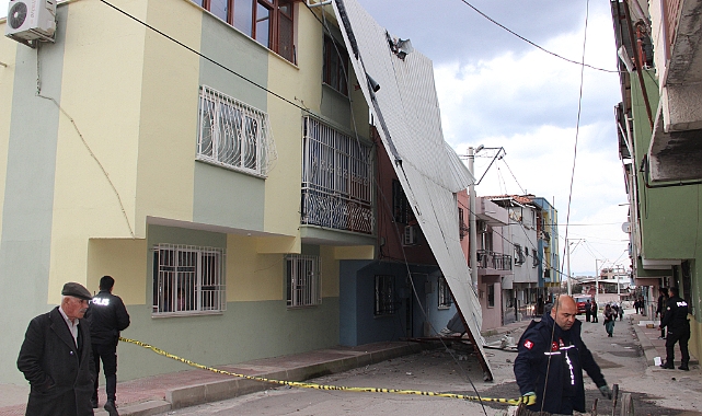 Çatı, şiddetli rüzgara direnemedi