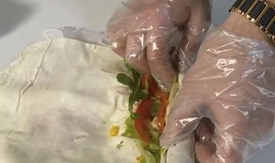 Çiğ köfte dürüm içerisinden çıkanlar şoke etti