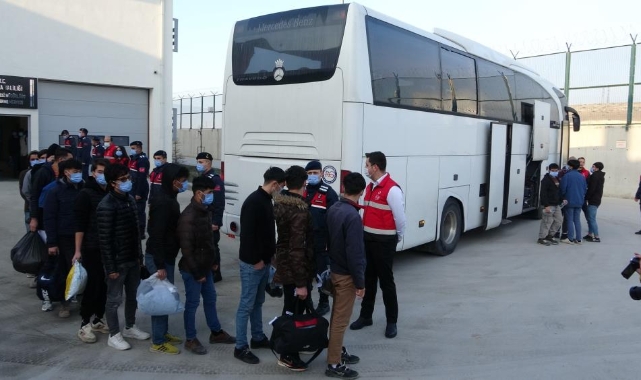 Çok sayıda düzensiz göçmen sınır dışı edildi