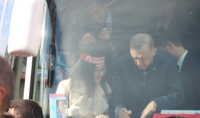 Cumhurbaşkanı Erdoğan'a kitap imzalatan genç kız gözyaşlarını tutamadı