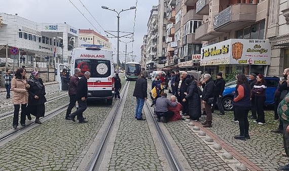 Dengesini kaybeden yaya tramvaya çarptı