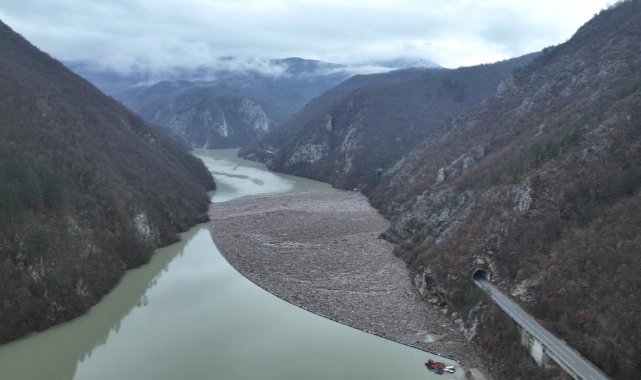 Drina Nehri'nin yüzeyi çöp ve plastik atıklarla doldu
