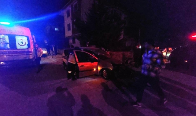 Duvara çarpan otomobil hurdaya döndü: 1'i ağır 2 yaralı