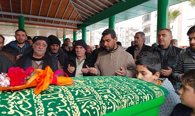 Duygulandıran veda: Annesine, tabutunu öperek veda etti