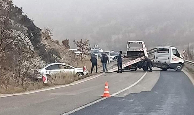 Eskişehir'de otomobil refüje çarptı: 1 ölü, 3 yaralı
