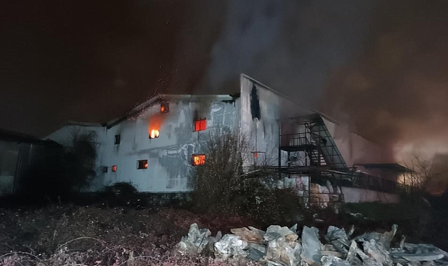 Eşya atölyesi alev alev yandı