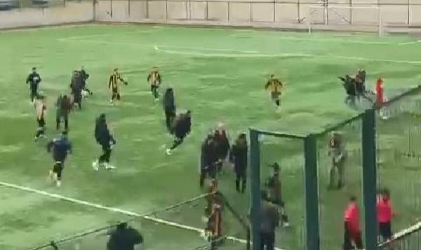 Futbolculara saldırı: Gol olunca saha karıştı