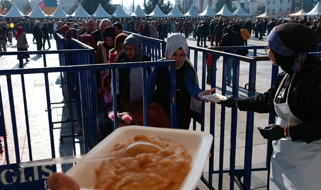 Hamsi Festivali'nde uzun kuyruklar oluştu