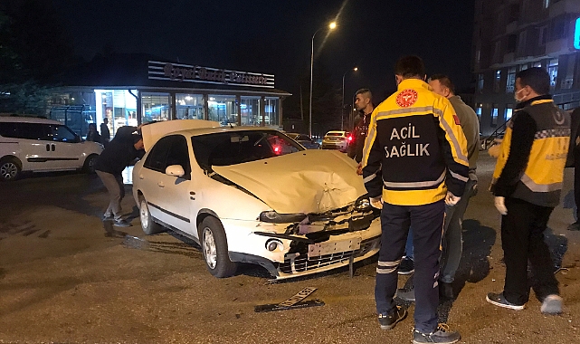 İki araç birbirine girdi