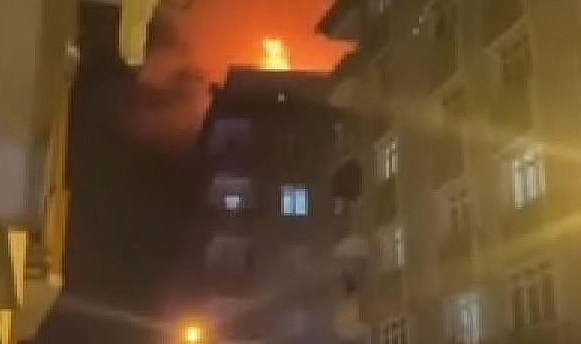 İstanbul'da 5 katlı binanın çatısı alev alev yandı