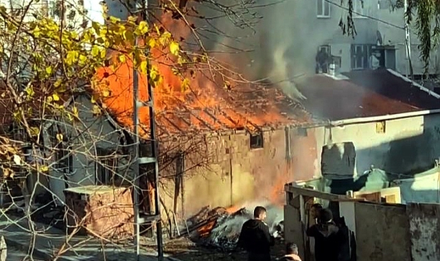 İstanbul'da gecekondu alevlere teslim oldu