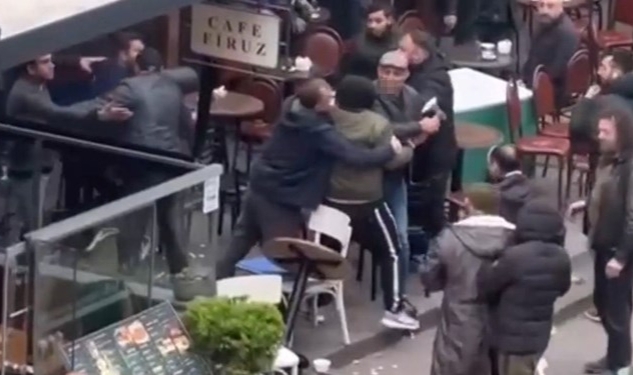 İstanbul'da kafede saldırgan paniği!
