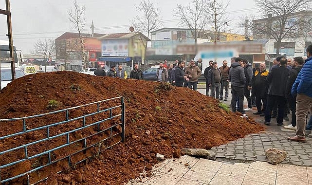 İstediği kirayı alamayan ev sahibi dükkanın önünü kumla kapattı