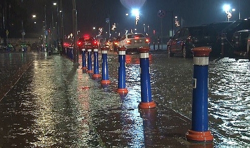 İzmir'i sağanak vurdu