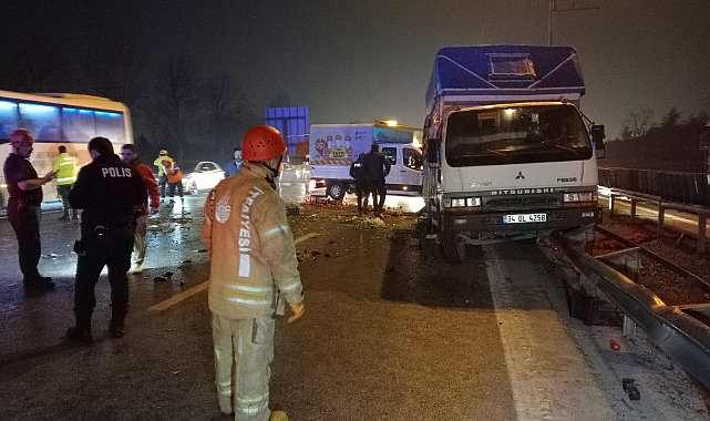 Kamyonet ile otomobil çarpıştı: 6 yaralı