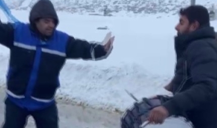 Kar yağışına davullu zurnalı sevgi seli