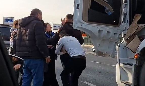 Kaza sonrası kavga ettiler