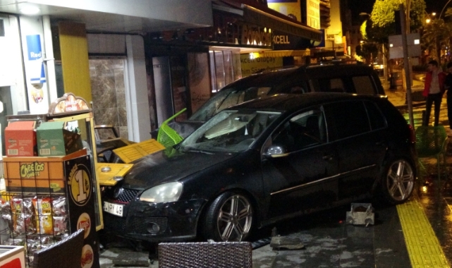 Kaza yapan araçlar iş yerine girdi: 5 yaralı