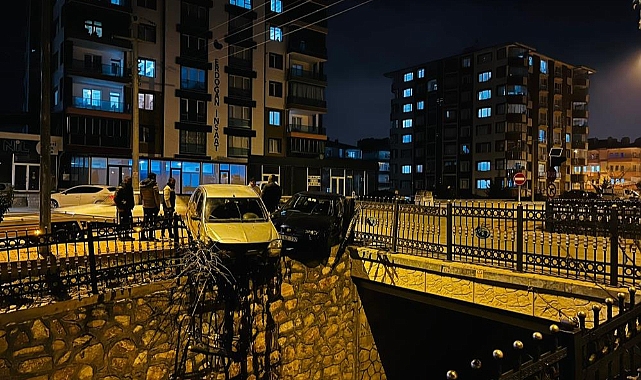Kaza yapan otomobiller asılı kaldı