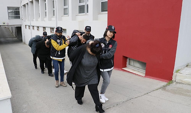 Kilolarca esrarı taşırken yakalandılar