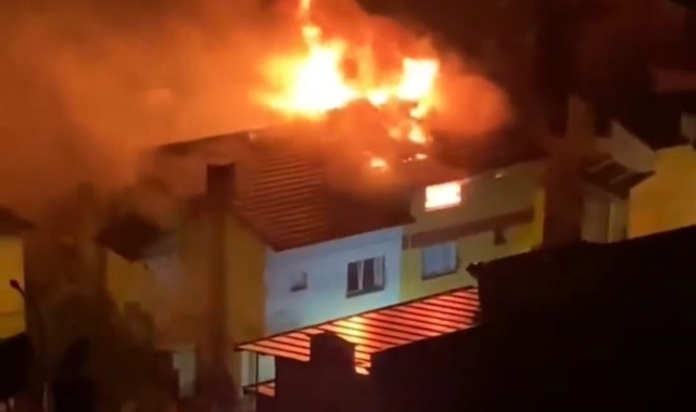 Korku dolu anlar: Binanın çatısına yıldırım düştü