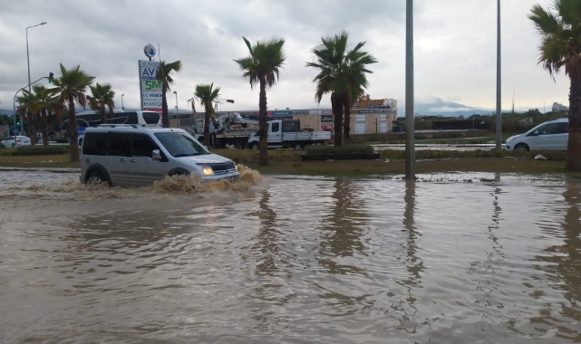 Kuşadası'nda sağanak yaşamı olumsuz etkiledi