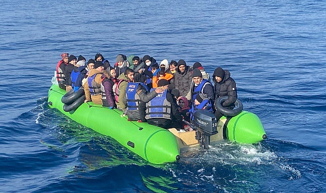 Lastik bottaki 52 kaçak göçmen yakalandı