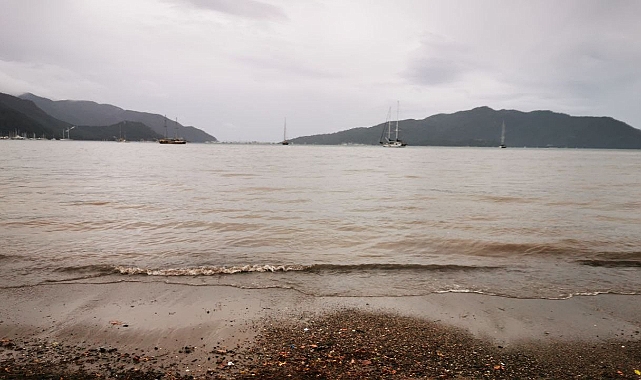 Marmaris Denizi kahverengiye büründü