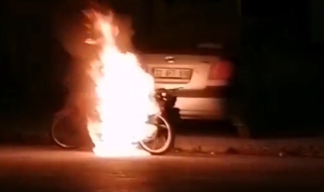 Motosiklet sokak ortasında küle döndü
