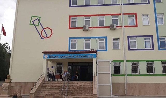 Okulun ikinci katından atladı
