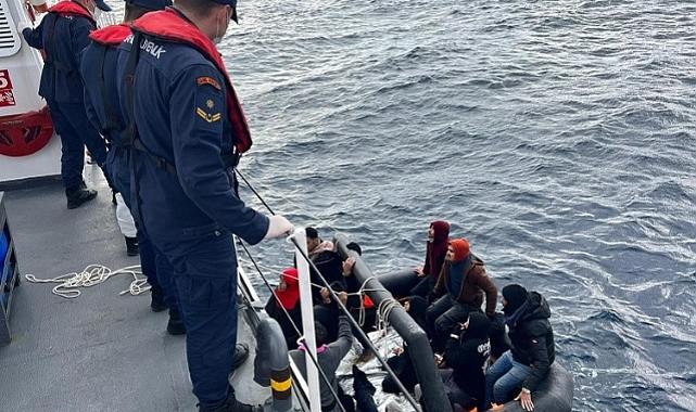 Ölüme terk edilen 12 kaçak göçmen kurtarıldı