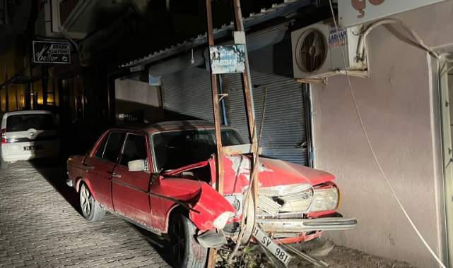 Önce otomobillere, sonra direğe çarptı