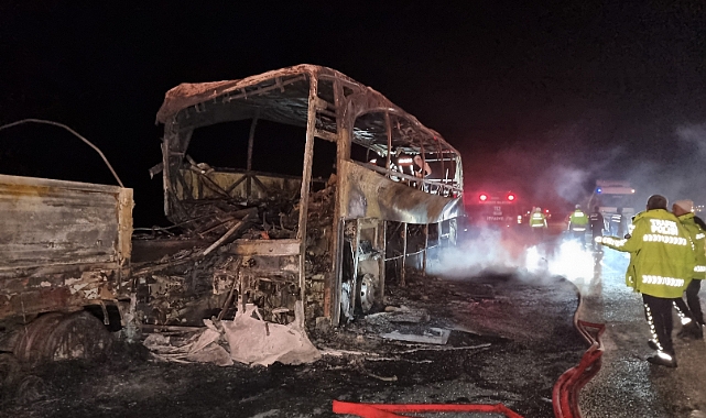 Otobüs TIR'a çarptı: 3 ölü, 20 yaralı