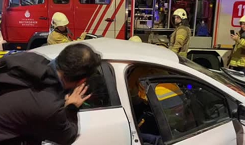 Otomobil ile tramvay çarpıştı!