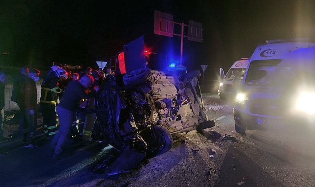 Otomobiller kafa kafaya çarpıştı
