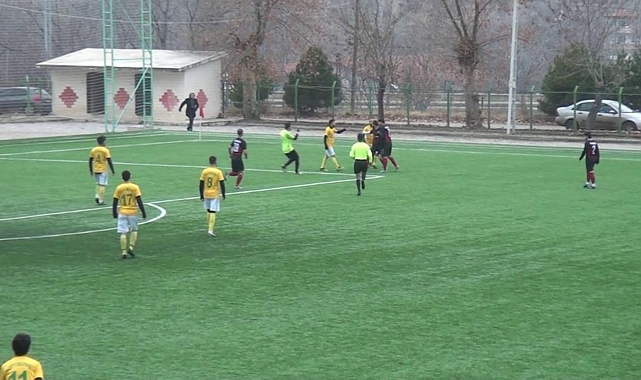 Oyundan alınan futbolcu bıçakla sahaya daldı