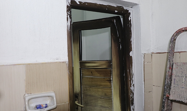 Parasını alamadı, kapıya dayandı