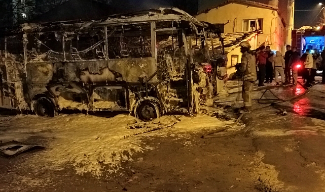 Park halindeki minibüsler hurda yığınına döndü