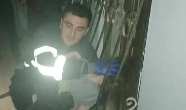Pencereye sıkışan çocuk kurtuldu