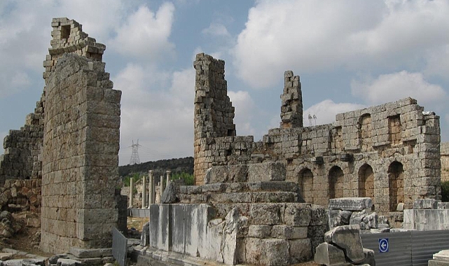 Perge Antik Kenti'ne ziyaretçi akını