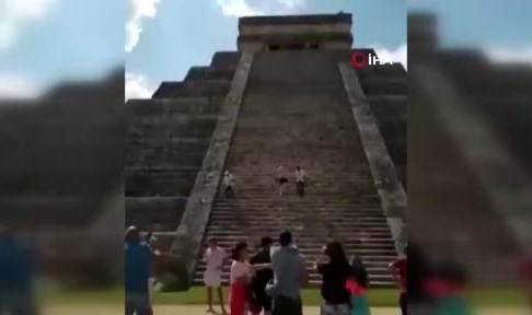Piramide tırmanan turiste sopalı saldırı