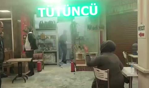 Polisi görünce dükkanı yaktı