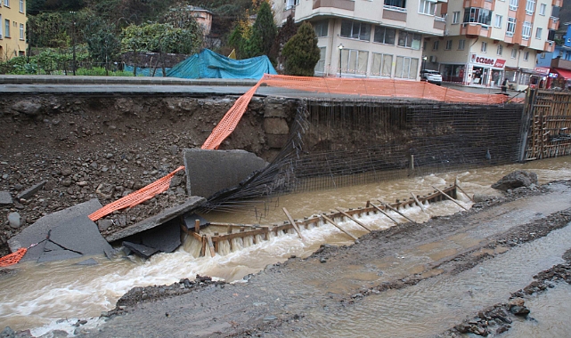 Rize'de bir vatandaş çöken yolda son anda kurtuldu