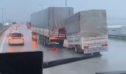 Seyir halindeki TIR'a arkadan çarptı