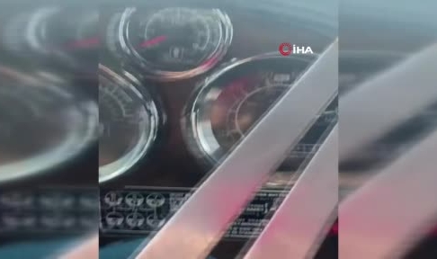 Şoförün kaçmasını önlemek için TIR'ın kapısına tırmandı