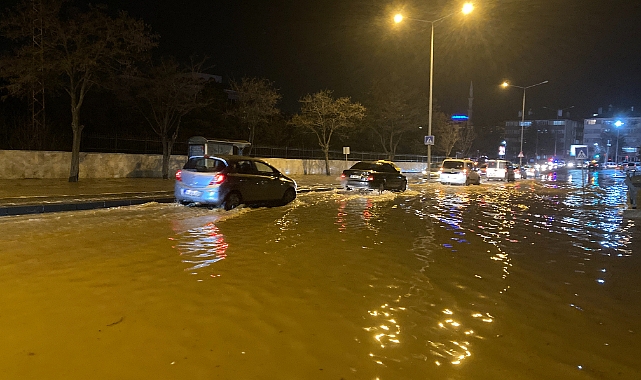 Su borusu patladı, cadde göle döndü