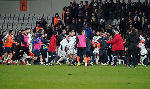 Süper Lig maçında saha karıştı